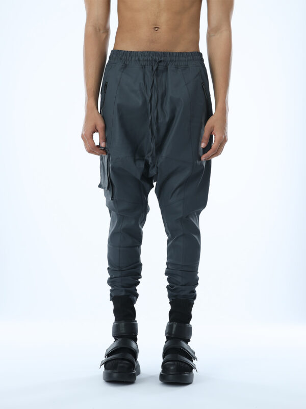 MEN'S PANTS WITH SINGLE COLUMN POCKET