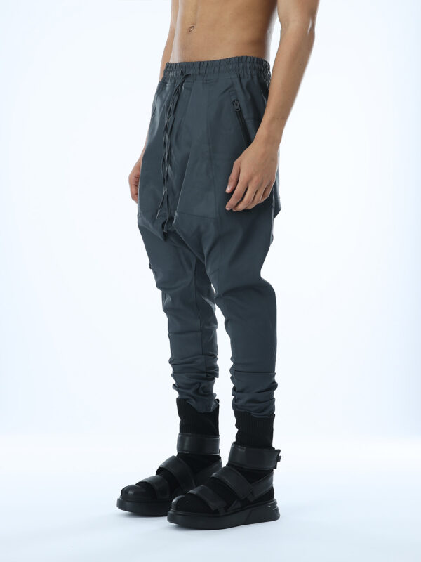 MEN'S PANTS WITH SINGLE COLUMN POCKET