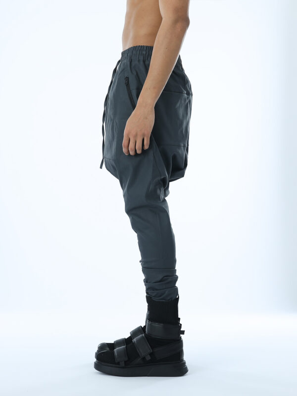 MEN'S PANTS WITH SINGLE COLUMN POCKET