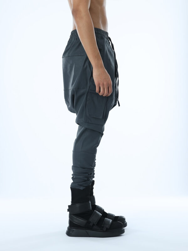 MEN'S PANTS WITH SINGLE COLUMN POCKET