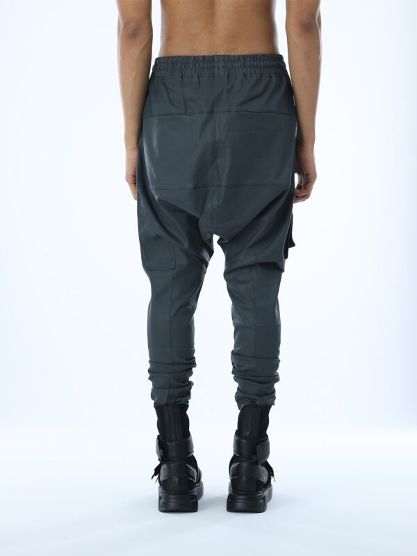 MEN'S PANTS WITH SINGLE COLUMN POCKET